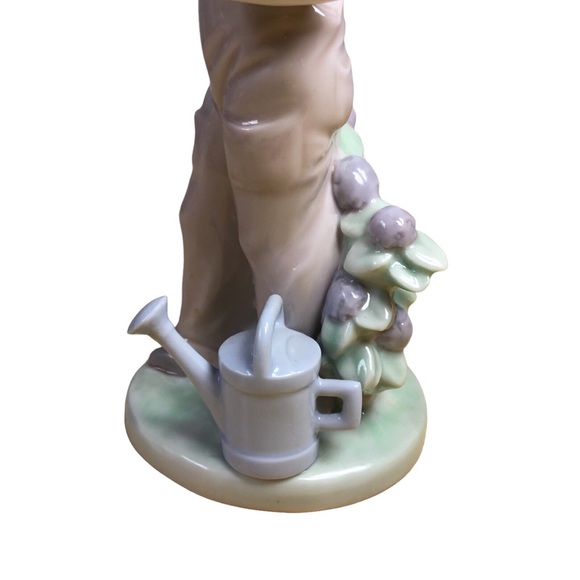 Lladro Figurine "SPRING GIRL" with FLOWERS BIRD & WATERING CAN #5217 Retired - Picture 11 of 15